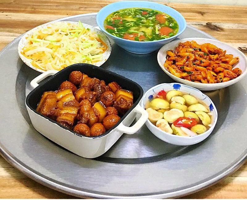 Thịt kho trứng, tôm rang, canh chua, cà muối, su hào xào. (Ảnh: Tô Hưng Giang)
