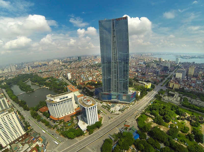 Tòa nhà Lotte Center được xây dựng với 65 tầng với chiều cao 272m, đi vào hoạt động năm 2014. Đây là tòa nhà cao thứ hai tại Hà Nội và chiếm giữ top 3 tòa nhà cao nhất Việt Nam hiện nay.
