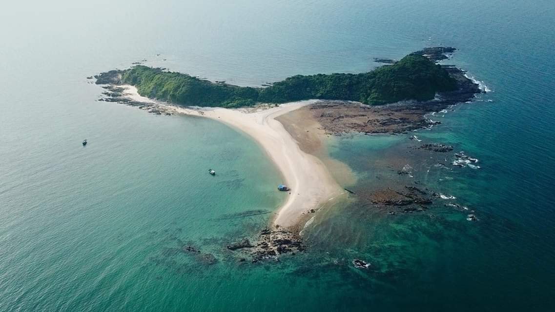 Cách Hà Nội không xa, có một điểm du lịch hè lý tưởng, nằm ngay ở amp;#34;thiên đường biển đảo miền Bắcamp;#34; - 1