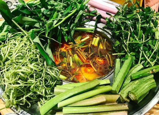 Trong món lẩu mắm ở miền Tây không thể thiếu rau kèo nèo