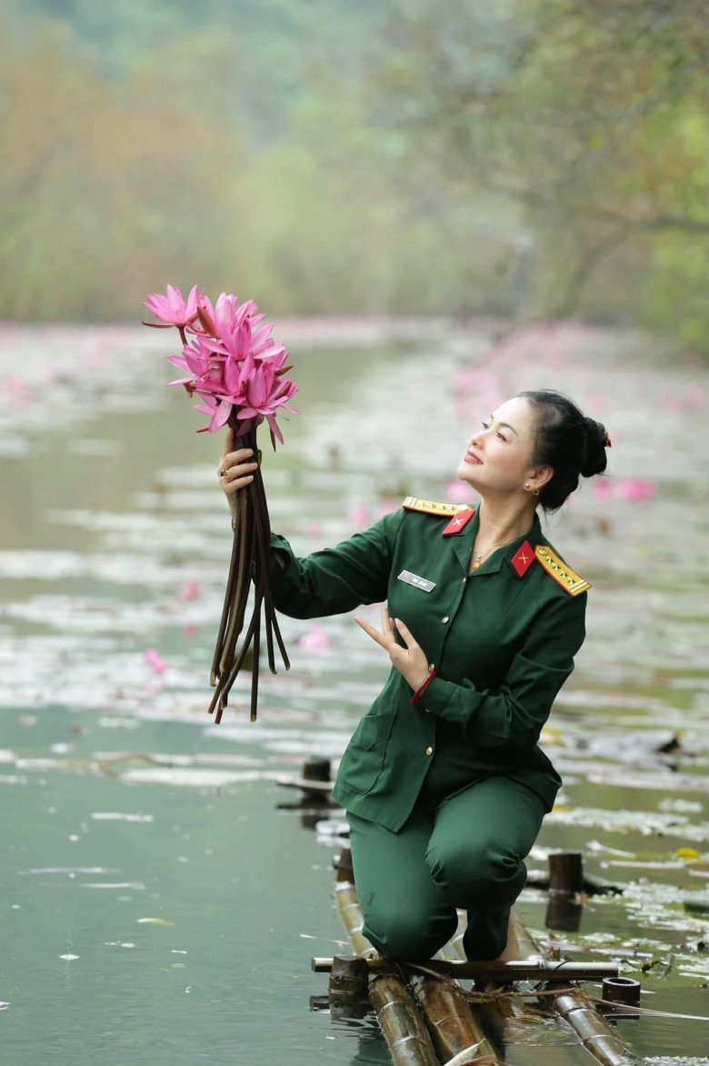 NSND Thu Quế là một trong số ít những nghệ sĩ nhân dân có quân hàm Đại tá. 