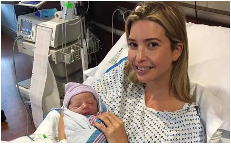 Sau khi sinh con, Ivanka Trump dù để mặt mộc nhưng vẫn tươi tắn và tràn ngập niềm hạnh phúc khi ôm con yêu vào lòng.
