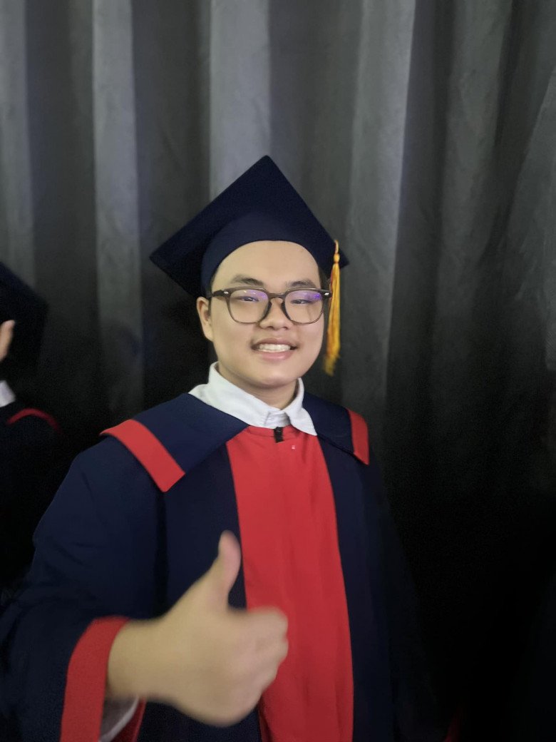Bi Béo đầy tự tin, nở nụ cười sáng ngời, thể hiện sự hài lòng trong ngày lễ trưởng thành của mình.