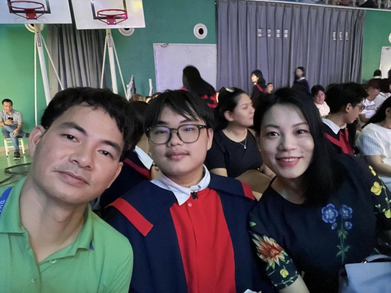 Cả gia đình cùng nhau ghi lại những khoảnh khắc đáng nhớ trong buổi lễ tốt nghiệp. Vợ chồng Xuân Bắc thường có mặt ở những sự kiện quan trọng của con tại trường lớp.