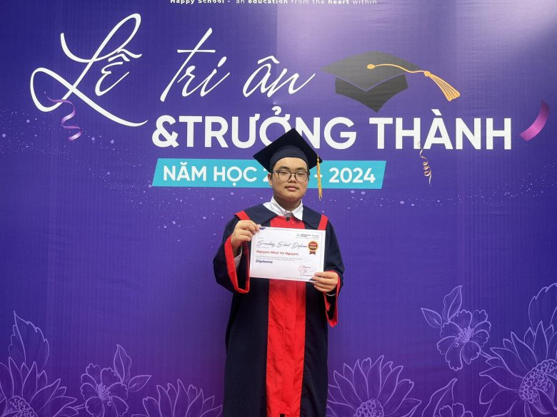Anh chàng khoe chứng nhận tốt nghiệp. Đây là thành quả xứng đáng sau những nỗ lực học tập của cậu.