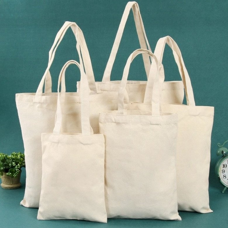 Túi tote vải tái sử dụng có nhiều ưu điểm nổi bật như thân thiện với môi trường, độ bền cao, và tiện lợi. Với khả năng tái sử dụng nhiều lần, túi tote vải giúp giảm thiểu lượng rác thải nilon ra môi trường. Chất liệu vải dày dặn, chịu được tải trọng lớn, đảm bảo sử dụng trong thời gian dài mà không lo rách.