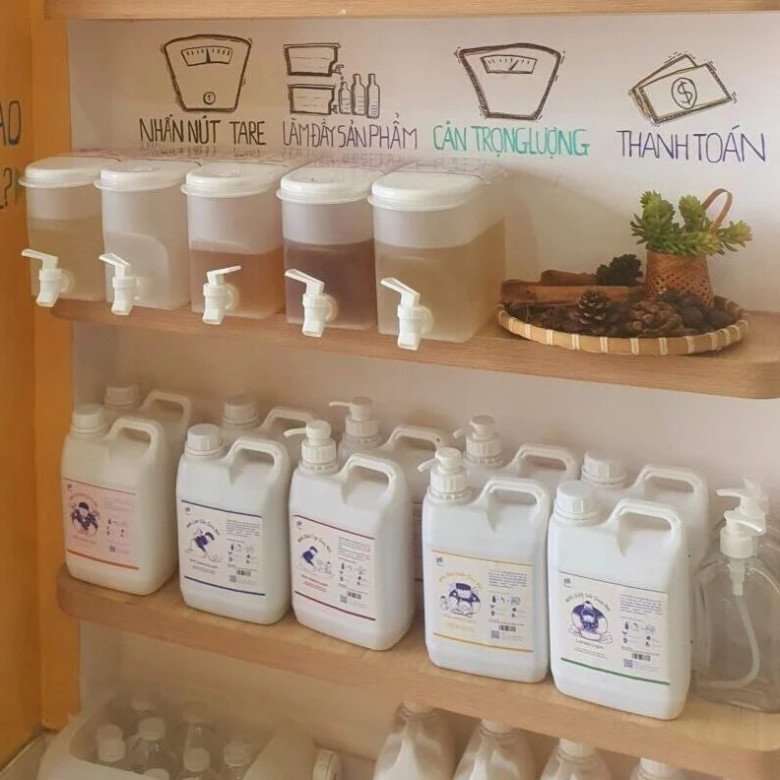 Nước lau sàn enzyme bồ hòn có nhiều ưu điểm nổi bật. Sản phẩm loại bỏ bụi bẩn, dầu mỡ, vi khuẩn trên sàn nhà một cách hiệu quả, mang lại không gian sống sạch sẽ và thơm tho. Với thành phần thiên nhiên không chứa hóa chất độc hại, nó an toàn cho da tay và hệ hô hấp, không gây kích ứng da.
