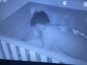 Bé 15 tháng thường dậy giữa đêm nói chuyện với người đàn ông lạ mặt, bố mẹ vào phòng thì không thấy ai