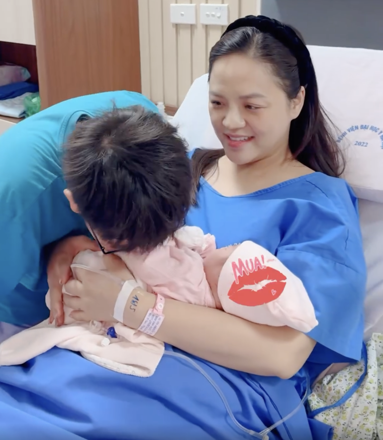 Bé Be cưng nựng em cả ngày không rời.