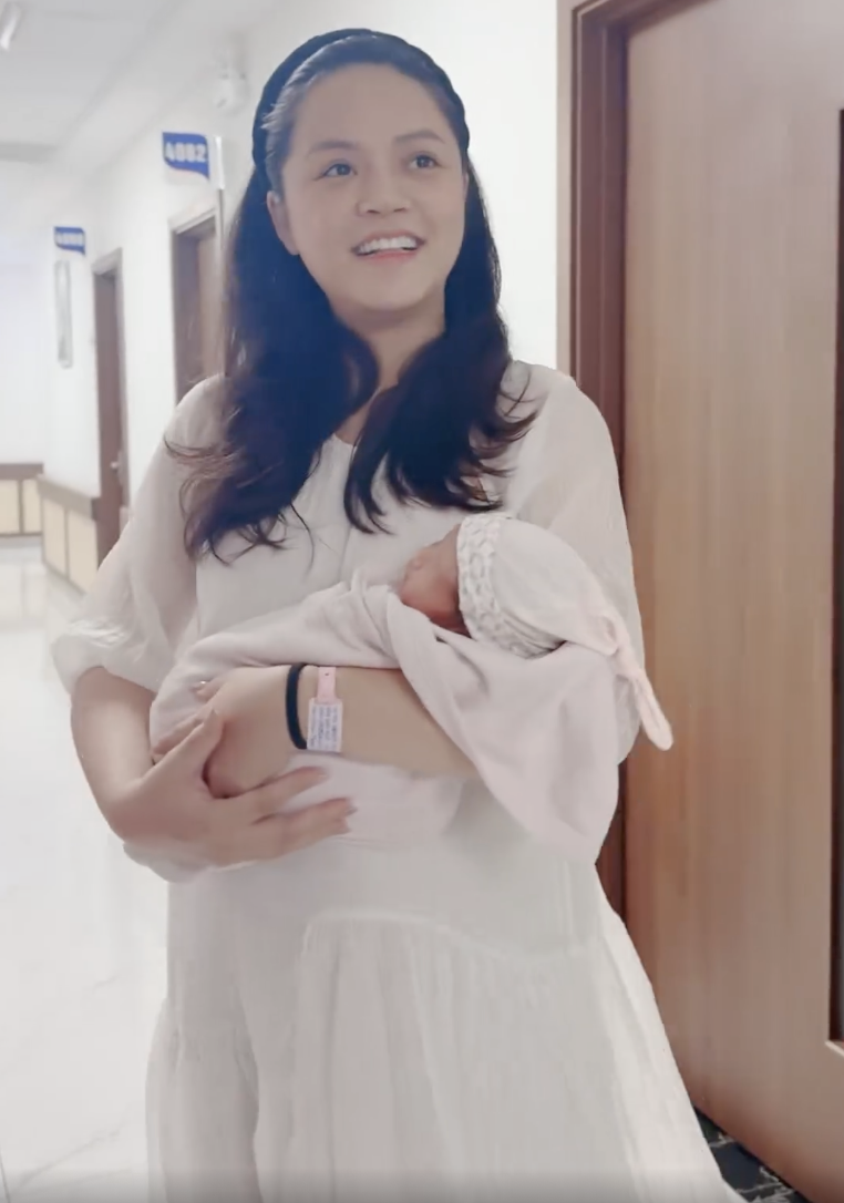 Thu Quỳnh nhanh chóng đi lại bình thường sau sinh mổ.