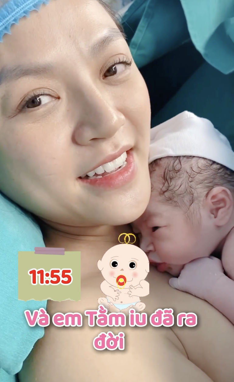 Thu Quỳnh hạnh phúc da kề da sau sinh với con gái.