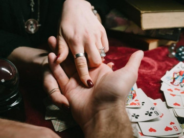 Tin vào bói bài, cô gái ở Hà Nội phải nhập viện điều trị tâm thần