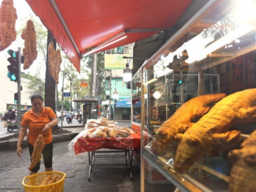 Bánh mì siêu to khổng lồ, hình thù kỳ quặc ở TP.HCM