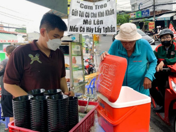 Ở Sài Gòn, có một quán cơm treo nụ cười để đêm nay, các cô chú khó khăn sẽ chẳng sợ đói nữa...
