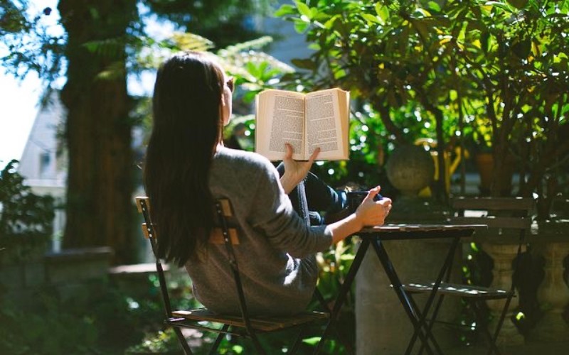 Một nghiên cứu đã chỉ ra, đọc sách có thể giảm tới 20% tỷ lệ tử vong. Theo các nhà nghiên cứu, bất kỳ mức độ đọc sách nào cũng mang lại lợi thế sống cao hơn đáng kể. Ngoài ra, đọc sách cũng là cách giúp bạn giảm căng thẳng, tăng sự hiểu biết và cải thiện giấc ngủ.
