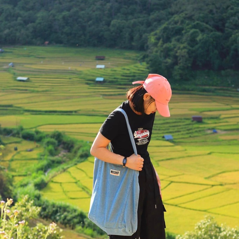 Đây cũng là thời điểm lý tưởng để du khách tham quan và chụp ảnh. Từ các thửa ruộng, du khách có thể di chuyển lên đỉnh Ngọc Lễ để ngắm toàn cảnh ruộng bậc thang Kon Tu Rằng và xã Măng Cành. (Ảnh: Như Quỳnh)
