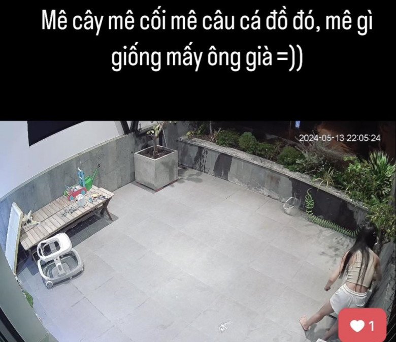 Một góc sân thượng nhìn từ trên cao xuống được bài trí đơn giản với những chậu cây và bàn ghế gỗ mộc mạc. Bà xã nhạc sĩ Vợ người ta không quên nhấn mạnh sự đam mê của mình với cây cối và câu cá. 