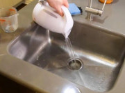 Nhà đẹp - Đừng dại đổ nước nóng vào bồn rửa bát, làm thế sẽ có 2 mối nguy hiểm lớn