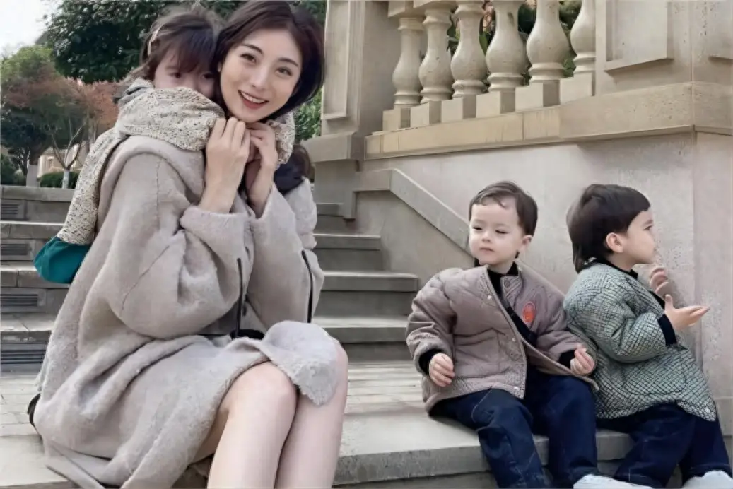 Nụ cười viên mãn bên 3 đứa con của Tuyết Kha.