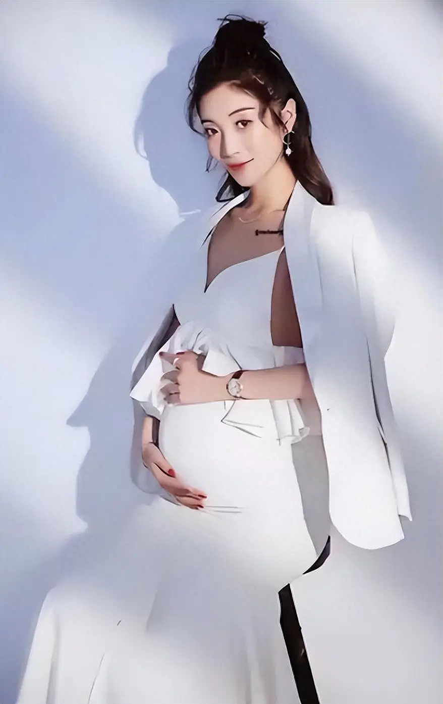 Tuyết Kha chụp hình lưu lại khoảnh khắc khi mang thai.