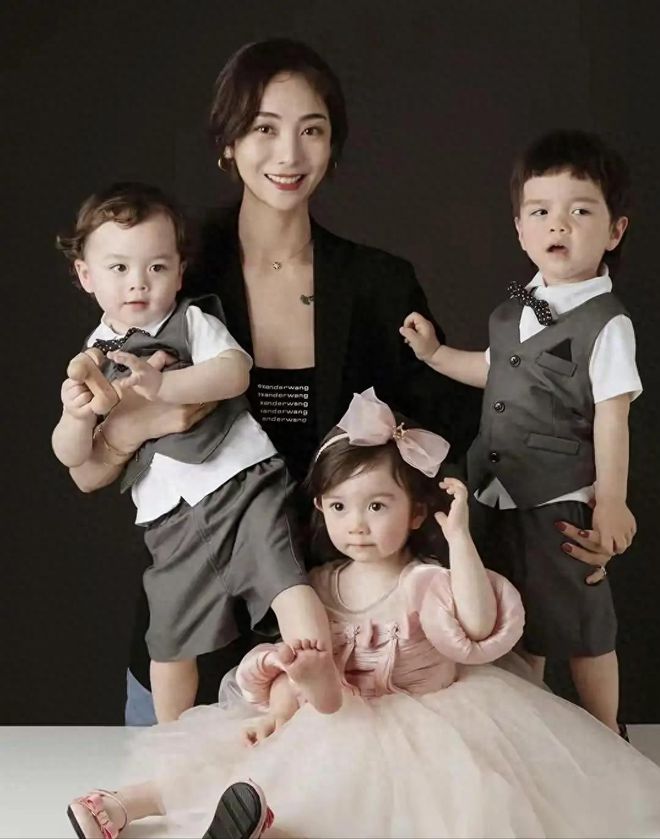 Tuyết Kha hạnh phúc bên 3 đứa con lai.