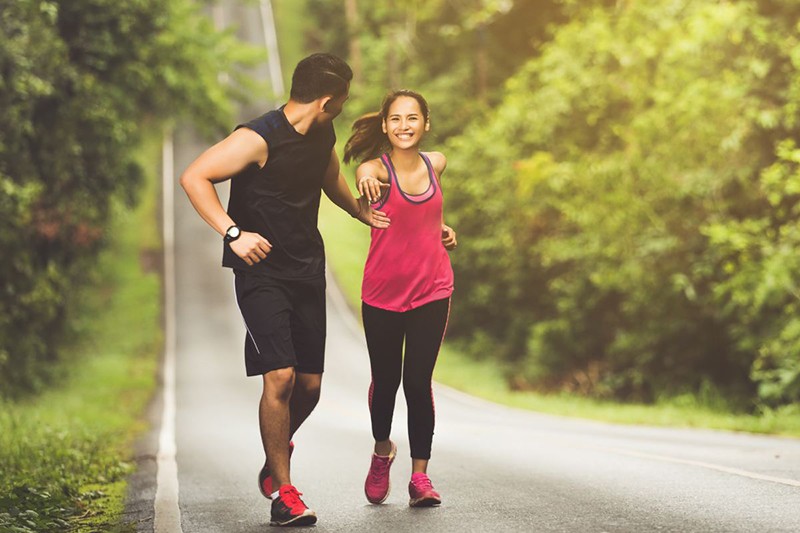 Hoạt động thể chất thường xuyên, cho dù đó là đi bộ ngắn, chạy bộ, leo cầu thang... là điều cần thiết để duy trì sức khỏe tốt, ngừa nhiều bệnh tật, giúp cải thiện sức khỏe tim mạch cũng như tăng cường cơ bắp.
