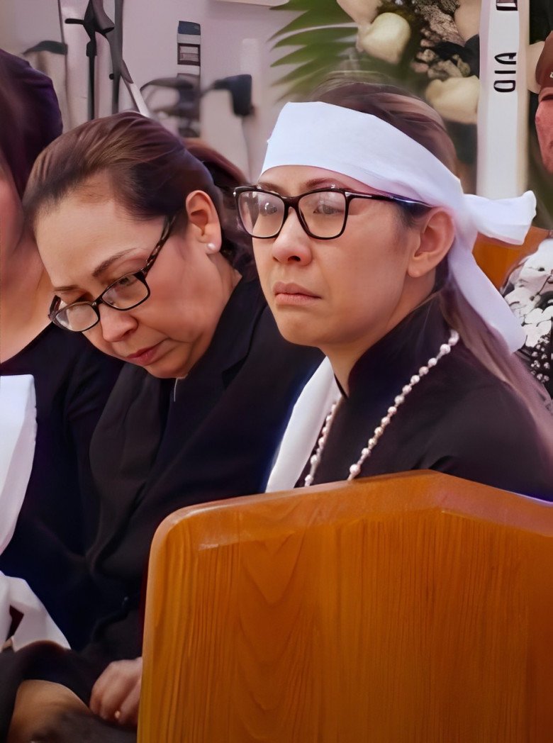 Tang lễ nghệ sĩ Đức Tiến tại Mỹ: Vợ Bình Phương khóc nghẹn, con gái đội tang bố nhưng vẫn ngây ngô - 4