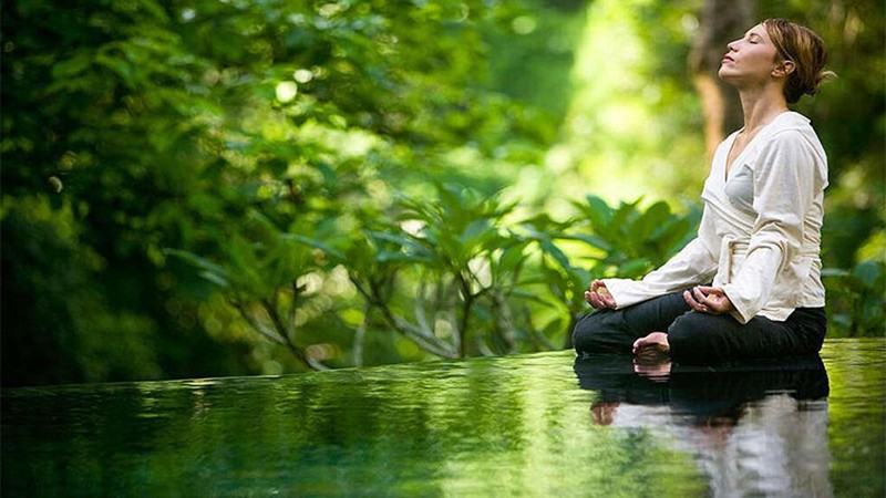 Thiền là cách để giảm căng thẳng, cải thiện sự tập trung và thúc đẩy cảm xúc hạnh phúc. Dành vài phút mỗi ngày để thiền có thể giúp tĩnh tâm, tăng cường khả năng tự nhận thức, nuôi dưỡng cảm giác bình yên và cân bằng bên trong.
