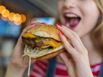 Hướng dẫn cách ăn hamburger thông minh nhất, đảm bảo không rơi vãi ra ngoài