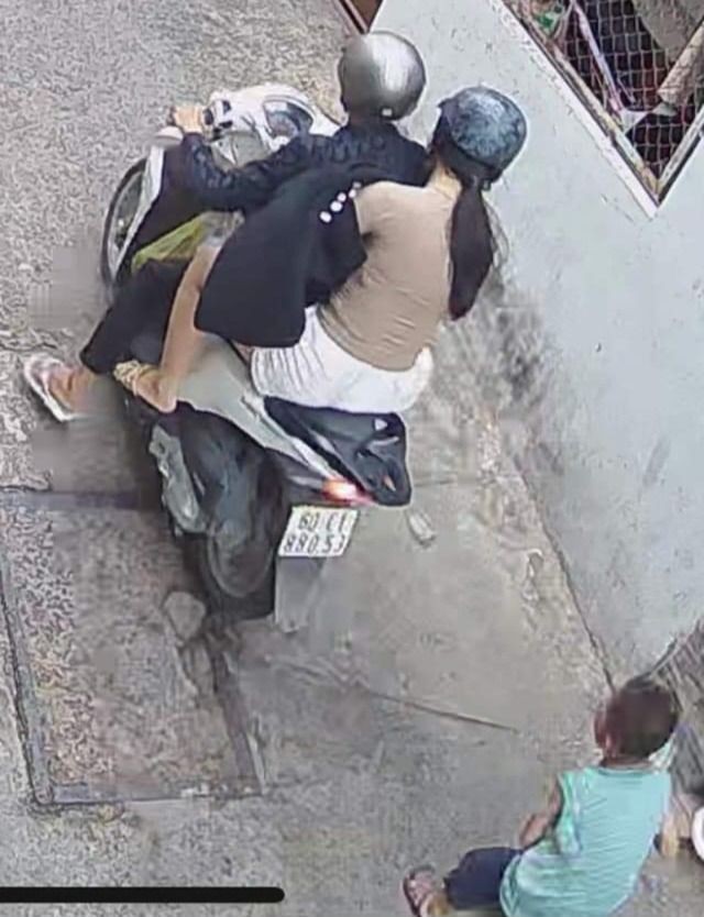 Đôi nam nữ giật điện thoại cháu bé rồi phóng bỏ chạy. Ảnh cắt từ camera.