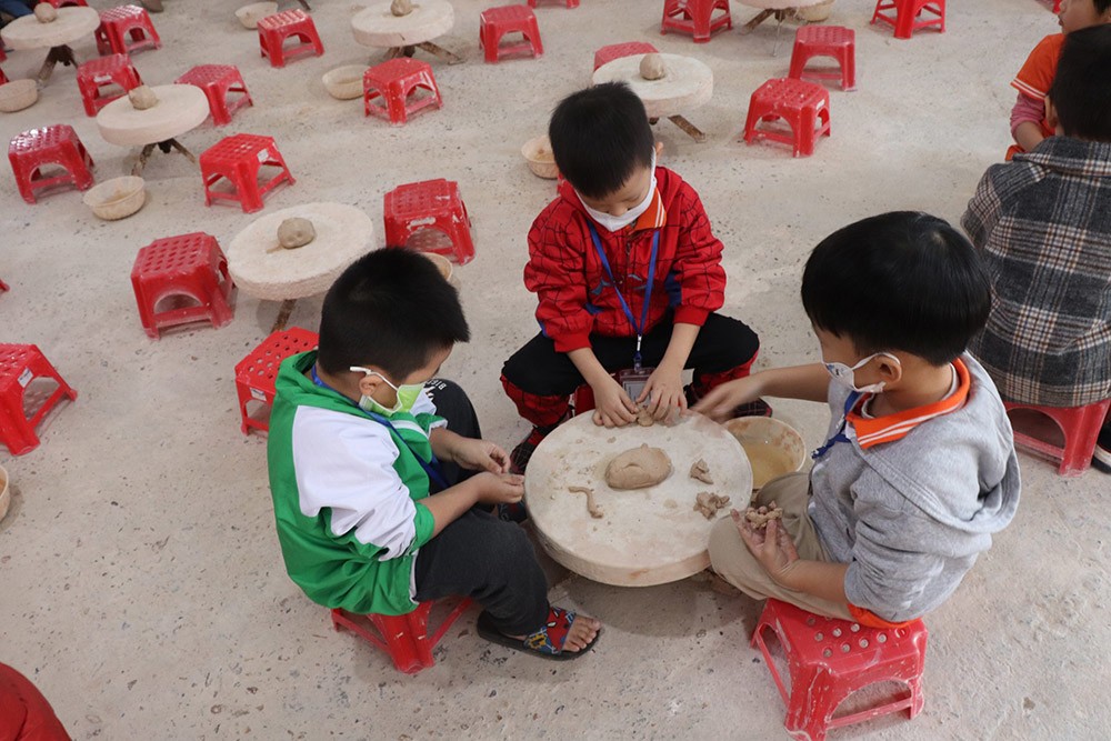 Làng gốm Bát Tràng không chỉ mang lại những trải nghiệm thú vị và bổ ích mà còn giúp các bé khám phá và hiểu biết thêm về nghệ thuật truyền thống.
