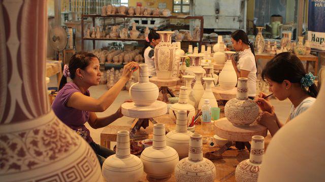 Khi đến Bát Tràng, ba mẹ và bé sẽ có cơ hội trải nghiệm nhiều hoạt động độc đáo như tự tay nặn gốm, tham quan những sản phẩm gốm sứ tinh xảo, và mua sắm các sản phẩm gốm đẹp mắt.