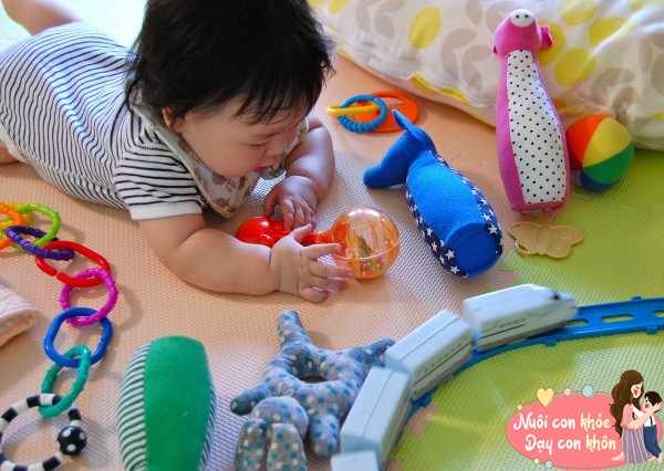 Sử dụng những đồ chơi như thẻ đen trắng hoặc lục lạc nhiều màu sắc.