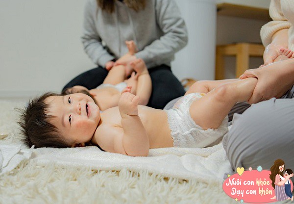 Chạm nhẹ nhàng là một hình thức giao tiếp vô cùng tuyệt vời với trẻ sơ sinh.