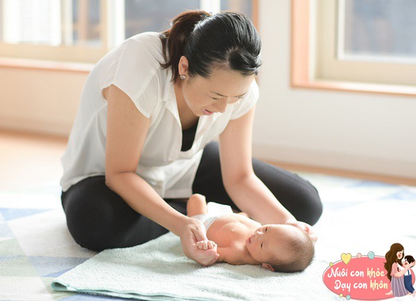 Bố mẹ nên cố gắng giữ cho trẻ tỉnh táo và hoạt động trong vài phút mỗi ngày.