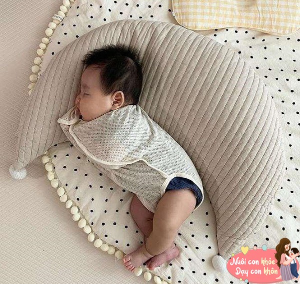 Lật người và nằm nghiêng theo hướng dẫn tự nhiên.
