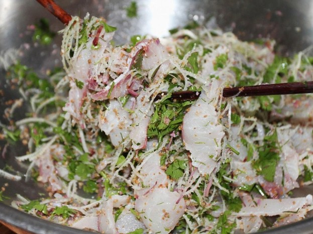 Gỏi cá bỗng là món đặc sản đặc sắc mà bất cứ ai đến vùng đất này cũng tìm đến để thưởng thức