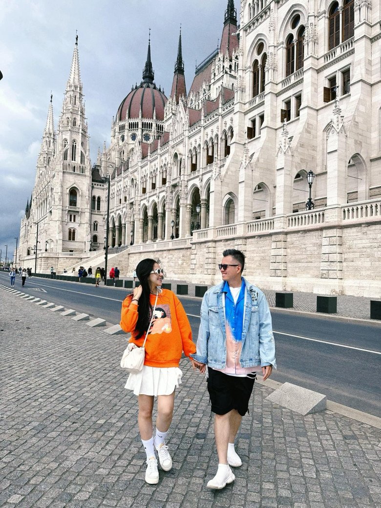 Lưu Đê Ly diện đồ đôi với chồng khi du lịch châu Âu, nhìn đồ Huy DX mặc biết ngay cưng vợ như trứng - 8
