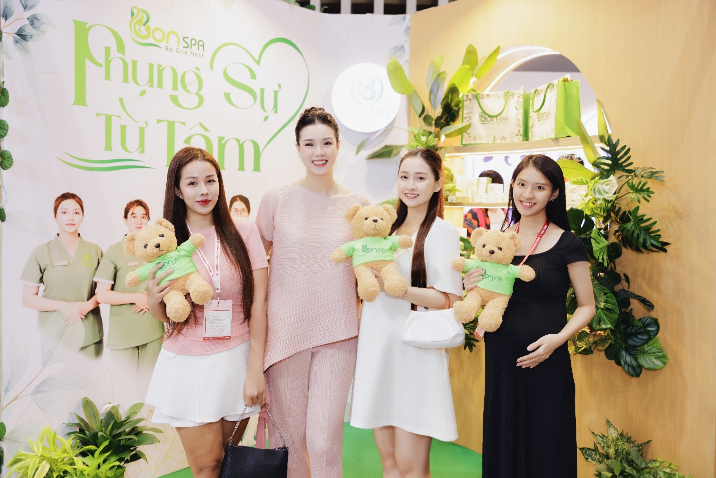 Mrs. Trang Phương (Founder amp; CEO BON Spa) chụp hình cùng quan khách ghé thăm gian hàng BON Spa