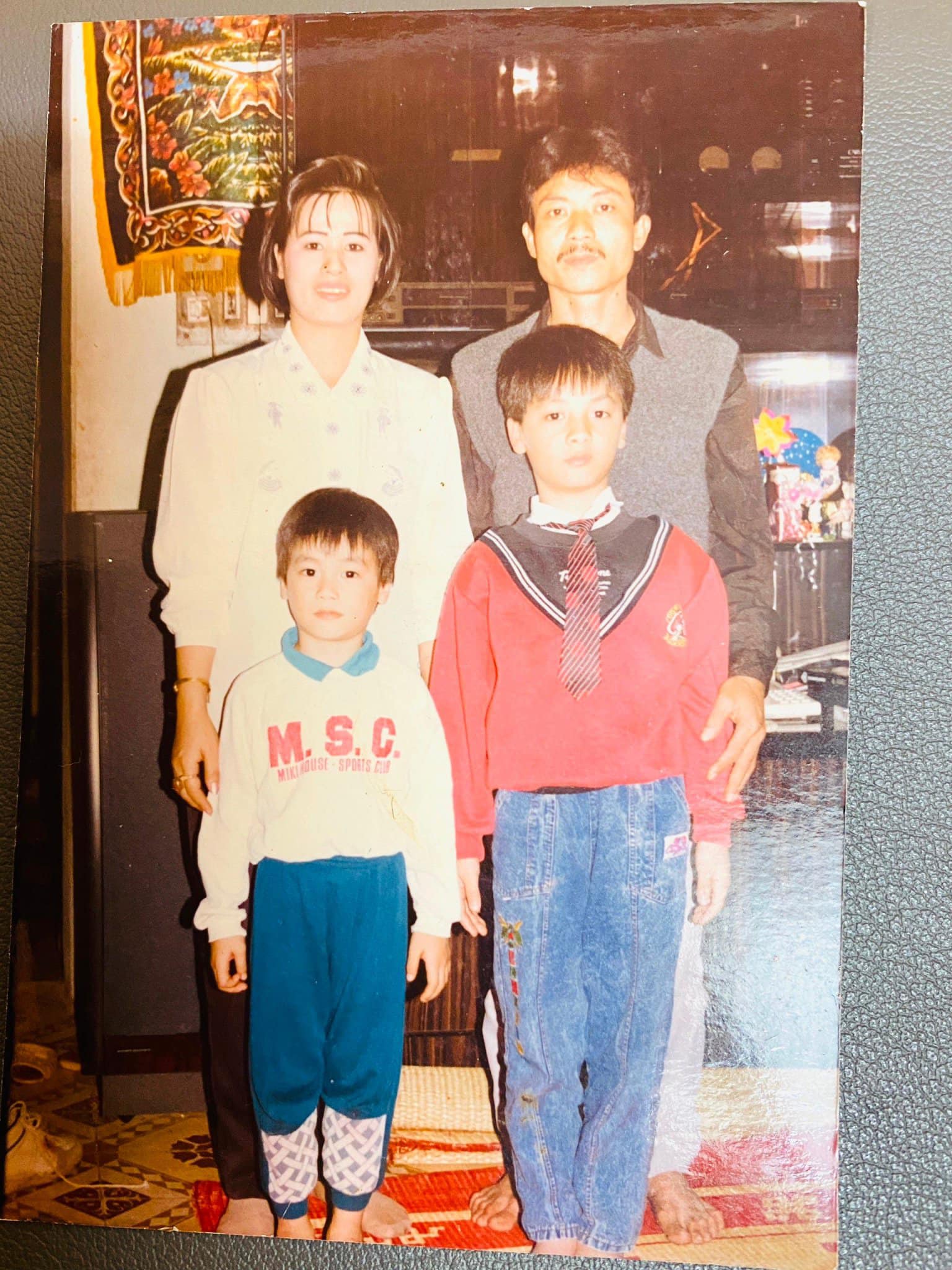 Đăng Khôi đăng ảnh chụp cùng bố mẹ và em trai ngày còn nhỏ.