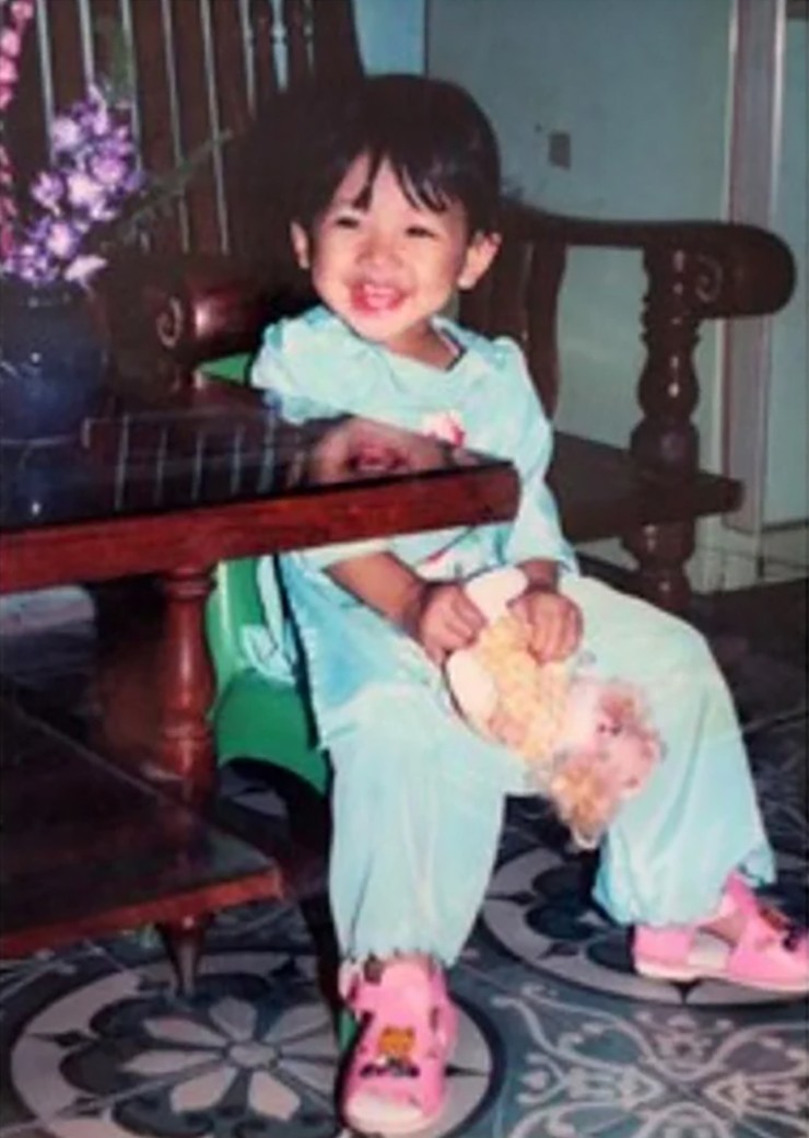 Chi Pu với nụ cười hồn nhiên lúc trẻ thơ.