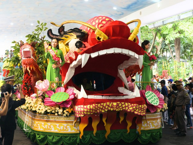 Show diễu hành được trang trí lộng lẫy theo chủ đề hội nhập quốc tế, giao lưu văn hóa, nghệ thuật với các nước trong khối ASEAN, tạo nên một lễ hội rực rỡ sắc màu văn hóa, lan tỏa tình giao lưu hữu nghị, gắn kết, hợp tác vì hòa bình và phát triển đã thu hút rất đông em nhỏ theo dõi.