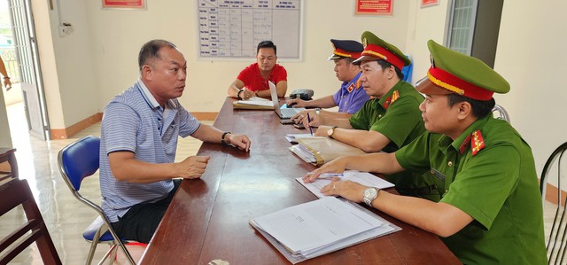 Điều tra viên hỏi cung bị can Nguyễn Văn Nguyên (ảnh: VĂN VŨ)