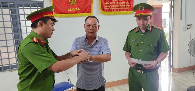 Khám xét nơi ở của bị can Nguyễn Văn Nguyên, cơ quan điều tra thu giữ nhiều tài liệu liên quan vụ án (ảnh: VĂN VŨ)