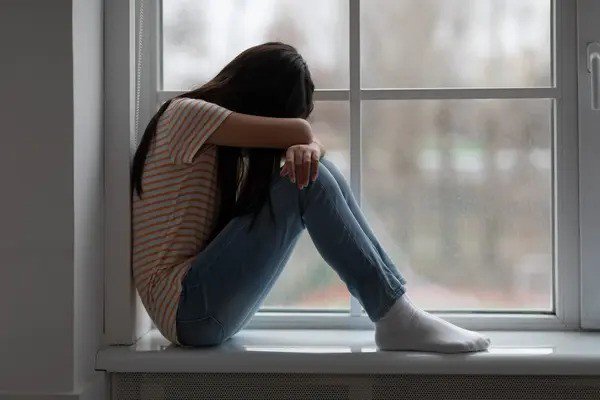 Không chỉ những người bị vấn đề tâm lý, ngay cả người bình thường cũng dễ rơi vào tình trạng tự hủy hoại bản thân. Ảnh minh họa. 