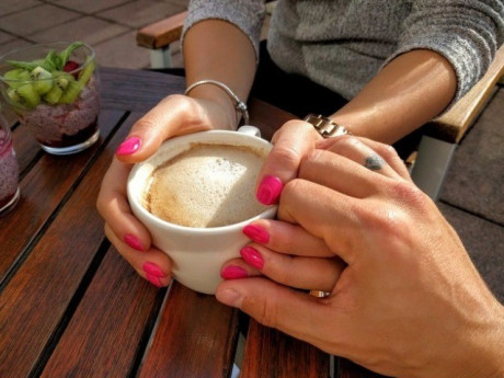 Từ vụ cafe hẹn hò đang gây tranh cãi trên MXH: Chị em cần thuộc lòng những bí kíp sau để tránh “nguy hiểm” 