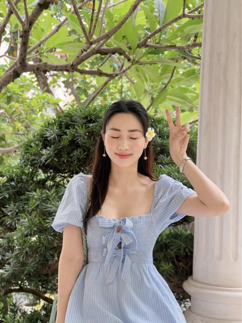 Trà My nhẹ nhàng và gợi cảm như một nàng thơ với chiếc váy màu baby blue.