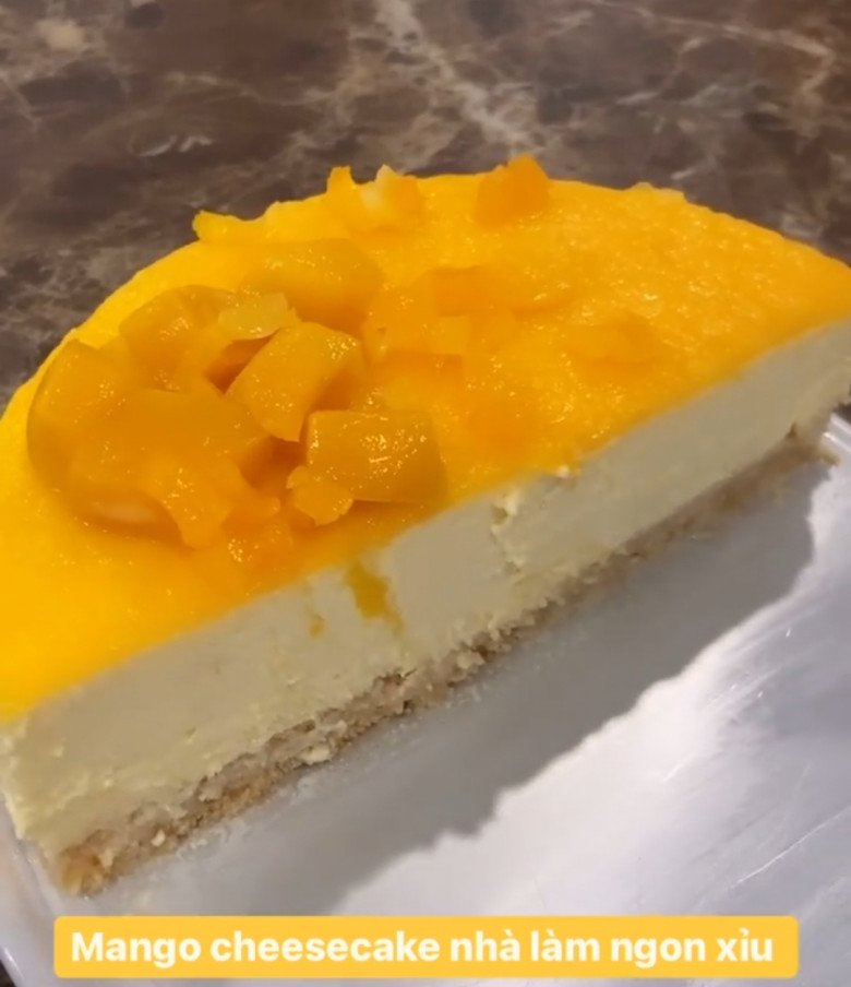 Chiếc bánh cheesecake xoài tự làm trông thật hấp dẫn với lớp xoài tươi ngon phủ lên trên. Hương vị ngọt ngào, mát lạnh của xoài kết hợp với sự béo ngậy của cheesecake tạo nên món tráng miệng hoàn hảo.