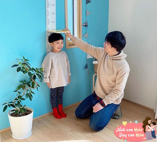 Nếu muốn trẻ phát huy tối đa tiềm năng di truyền về chiều cao, cần chú ý ăn uống lành mạnh, ngủ đủ giấc. 