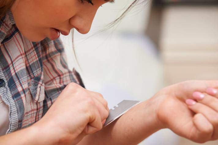 Nữ sinh cho là mình yếu kém nên tự hại bản thân. Ảnh minh họa. 